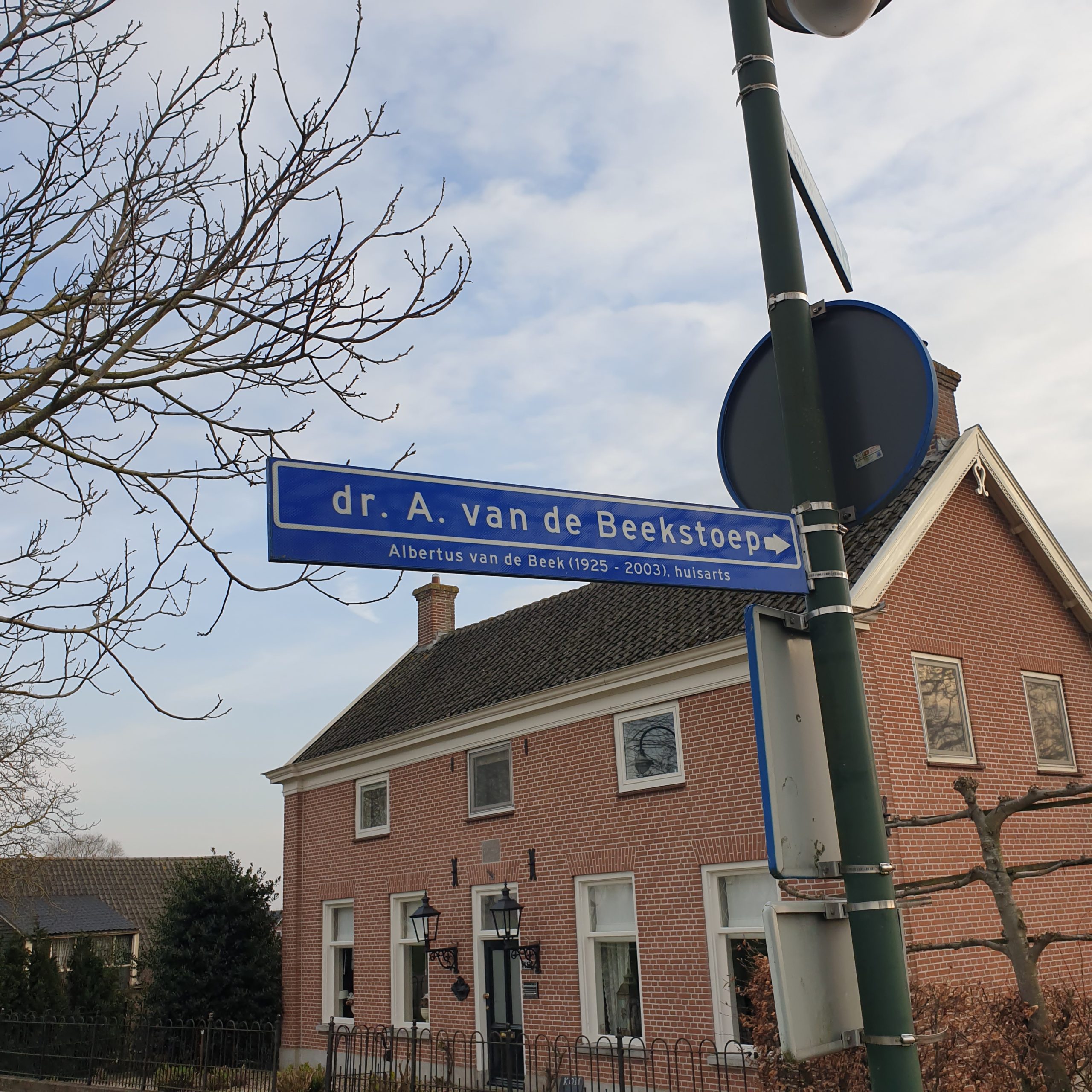 Onthulling straatnaambord dr. A. van de Beekstoep in Brakel