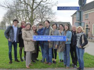 onthulling straatnaambord dr. A. van de Beekstoep