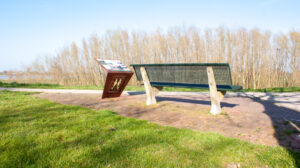 Nieuwe bank geplaatst langs de Waal op de Waaldijk / Wakkere dijk in Brakel.