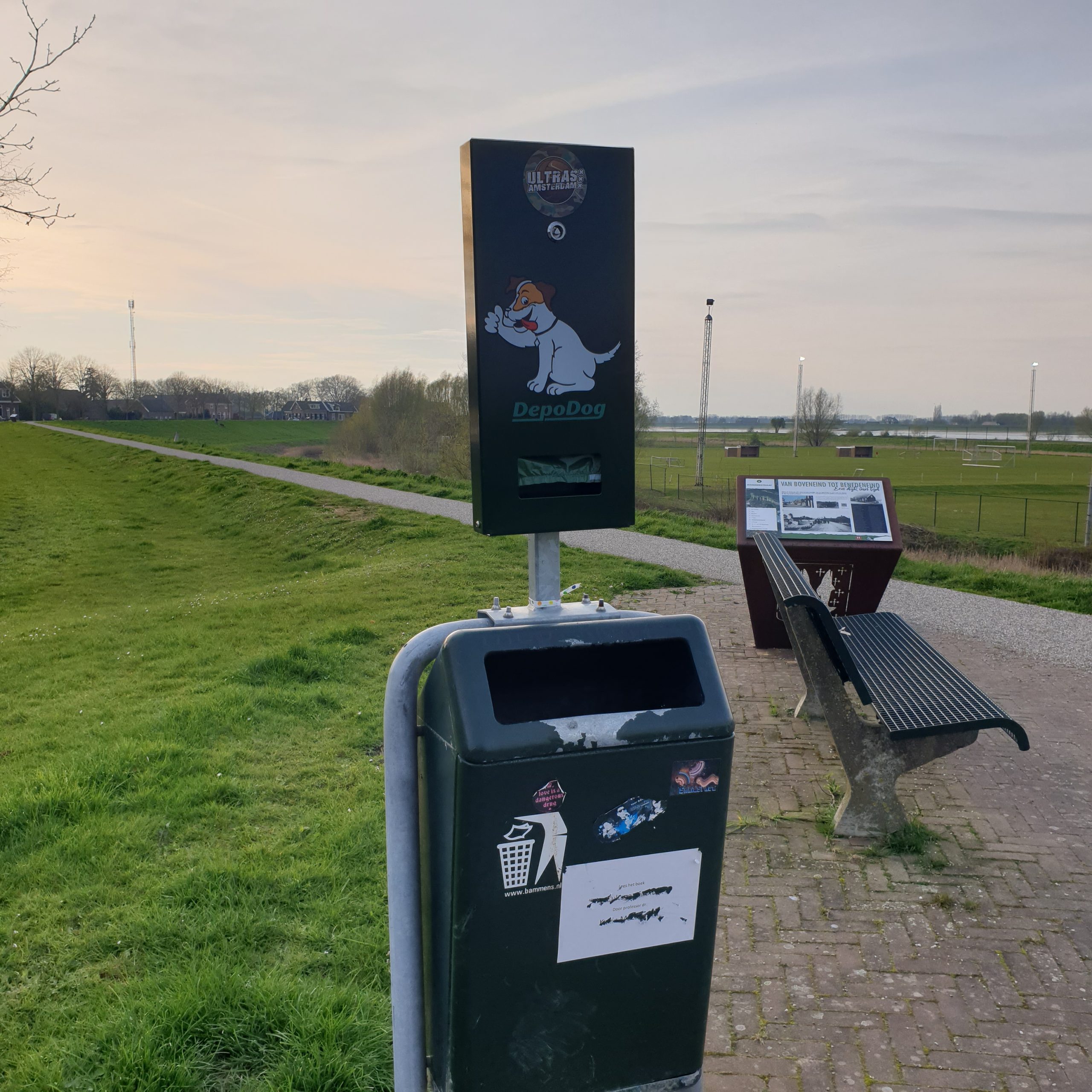 Dispensers in Bakel geplaatst voor hondenpoepzakjes