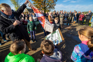 De burgemeester onthult de historische zuil op de dijk bij Brakel. Foto: Roel van der Aa