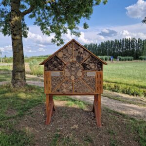 Insectenhotel langs het schelpenpad aan de Weitjesweg in Brakel. 