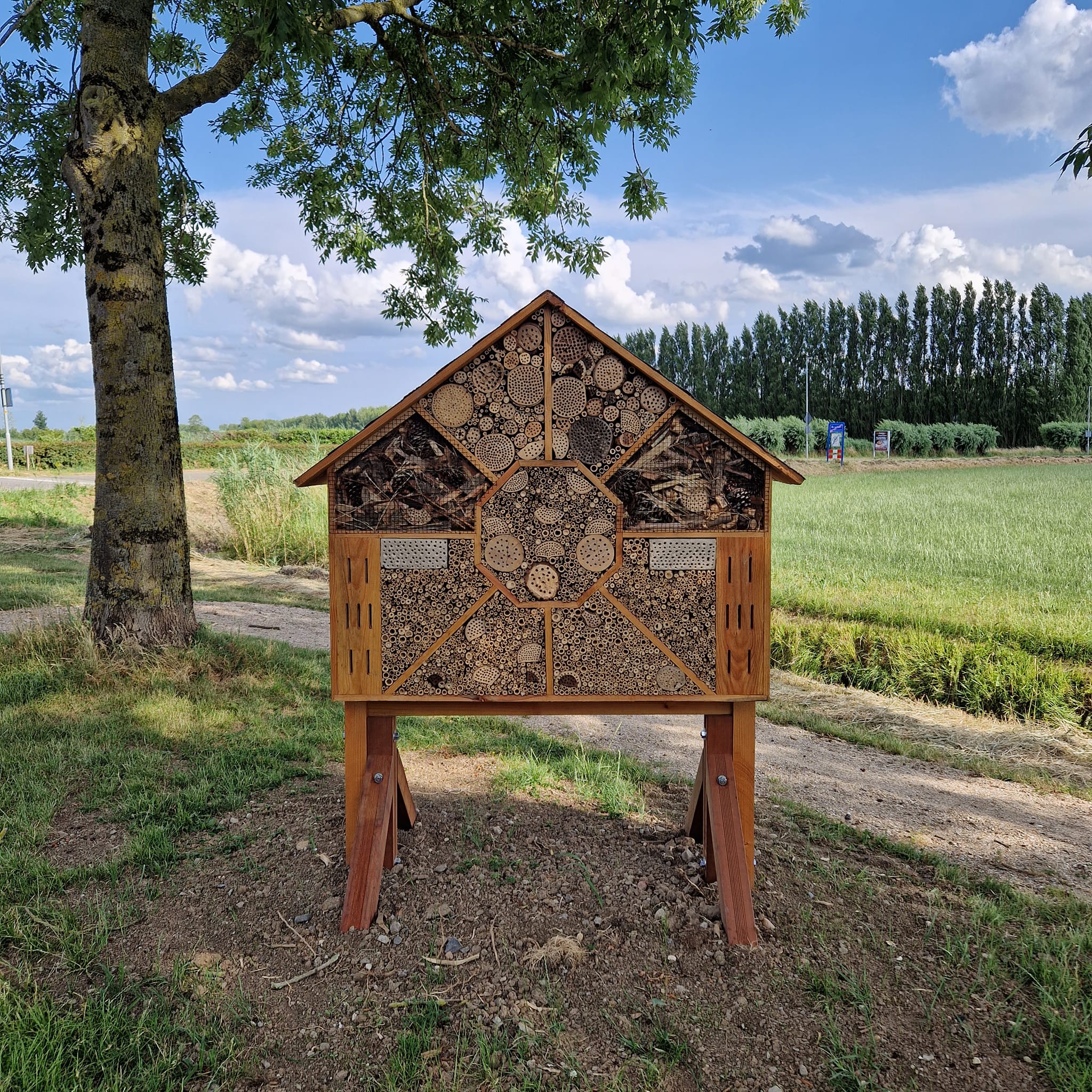 Insectenhotel langs het schelpenpad aan de Weitjesweg in Brakel.