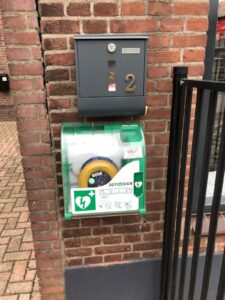 AED in buitenkast aan linkerzijde van het pand. 