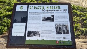 DE RAZZIA IN BRAKEL - 13 OKTOBER 1944 Het ultimatum van de SS Op vrijdag 13 oktober 1944 beleefden de inwoners van Brakel een angstige dag. De Duitsers zagen Brakel als een broeinest van verzetsstrijders en waren op zoek naar de heer Van Dam van Brakel, die een belangrijke rol speelde in het verzet (na de oorlog werd hij commandant van de Binnenlandse Strijdkrachten in de Bommelerwaard). Rond het middaguur omsingelden zo’n 200 SS’ers het dorp. Iedereen moest zich verzamelen op het marktplein: mannen, vrouwen en kinderen, zelfs hele schoolklassen. Huizen werden doorzocht, verzetsmateriaal gezocht, en wapens en radio’s in beslag genomen. Mannen die verdacht werden van deelname aan het verzet werden afzonderlijk vastgehouden. Het dorp leefde in grote angst voor represailles. Tussen één en vier uur verschenen Engelse vliegtuigen boven de Bommelerwaard. Zij cirkelden meerdere keren boven het plein, waar de Duitsers met getrokken wapens stonden opgesteld. Iedereen hield zijn adem in. Tegen het einde van de middag stelde de Duitse commandant een ultimatum: Waar is Van Dam en wat is zijn rol in het verzet? Waar zijn wapens en munitie verborgen? Indien geen antwoorden volgen, worden hier op het plein 10 mannen geëxecuteerd. De burgemeester van Brakel, Willem Pos, de postcommandant en een dominee spraken met de Duitse leiding. De gijzelaars, onder wie ook burgemeester Pos zelf, werden afgevoerd naar Tivoli, het huidige ‘Zieken in Zaltbommel’. Uiteindelijk zijn er geen mensen omgekomen — mede dankzij kalm en tactvol optreden. De gevorderde wapens bleken grotendeels onbruikbaar. De gevangenen keerden na enkele dagen terug. De Duitsers trokken zich korte tijd later terug.
