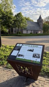 DE RAZZIA IN BRAKEL
Het ultimatum van de SS
📅 13 OKTOBER 1944

Op vrijdag 13 oktober 1944 beleefden de inwoners van Brakel een angstige dag. De Duitsers zagen Brakel als een broeinest van verzetsstrijders en waren op zoek naar de heer Van Dam-van Brakel, die een belangrijke rol speelde in het verzet (na de oorlog werd hij commandant van de Binnenlandse Strijdkrachten in de Bommelerwaard).

Op 13 oktober 1944 werd het dorp Brakel opgeschrikt door een grootschalige razzia. De Duitse bezetters, die Brakel zagen als een centrum van verzetsactiviteiten, omsingelden het dorp en dwongen de inwoners zich te verzamelen op het marktplein. Deze dag vol angst en dreiging zou diepe sporen nalaten in de gemeenschap.

De situatie op het plein
Rond twee uur ’s middags omsingelden ongeveer 200 SS’ers het dorp. Bijna alle 1800 inwoners, inclusief ouderen, zieken, mannen, vrouwen en kinderen, werden naar het marktplein gedwongen. Vrouwen en kinderen moesten aan de rand van de Paardenmarkt (zoals het plein toen heette) voor de kerk staan, terwijl de mannen onder de zogenaamde Wilhelminaboom moesten verzamelen. Tien mannen werden geblinddoekt opgesteld met hun gezicht gericht op een SS’er achter een mitrailleur.

Tussen drie en vier uur verschenen Engelse vliegtuigen boven de Paardenmarkt. Ze cirkelden enkele minuten boven het plein. Vrouwen, kinderen en mannen werden onder bomen geleid om beschutting te zoeken. Toen de vliegtuigen verdwenen, moest iedereen terug naar zijn oorspronkelijke plek.

Het ultimatum van de SS
Rond half zes waren de meeste inwoners bijeen. De SS’ers lazen een ultimatum voor:

"U krijgt 20 minuten om de volgende vragen te beantwoorden:

Waar is de heer Van Dam en andere verzetsstrijders?

Waar zijn wapens en munitie verborgen?
Als we geen antwoord krijgen, worden hier ter plekke 10 mannen neergeschoten."

Er viel een doodse stilte. Niemand zei iets.

Ontsnapping en dreiging
In de verwarring wist de heer Van Dam-van Brakel te ontsnappen. Zijn vrouw werd meegenomen naar het gemeentehuis en ondervraagd. Er werd gezegd dat ze zo goed Duits sprak, dat de dienstdoende SS-officier weigerde te geloven dat ze geen Duits was.

Om zes uur werd men opgeschrikt door een enorme explosie. Er ontstond grote paniek. Later bleek dat een V1-raket was neergekomen bij Wijk en Aalburg, ongeveer 6 kilometer verderop. Na een tijdje trad een NSB’er naar voren — iemand die als kwaadaardig bekend stond. Hij noemde de namen van twee verzetsmensen, maar deze waren al gevlucht. Een aantal SS’ers doorzocht hun huizen, maar trof niemand aan.

De afloop
De vier gijzelaars waren burgemeester Pos, de postcommandant van Brakel, de voormalige leider van het arbeidsbureau en een inwoner van Brakel. Ze werden gevangen gezet in Tivoli (het huidige ‘Zuylenhof’ in Zaltbommel). Burgemeester Pos zou met een opmerking een belangrijke wending teweeg hebben gebracht. Hij zei tegen de Obersturmbannführer:

"Als officier kunt u dit uiteraard altijd verantwoorden, maar als mens nooit. U treft onschuldigen."

Op zondag keerden de gijzelaars terug naar Brakel. De burgemeester sprak de bevolking toe en benadrukte dat alle clandestiene radio’s, wapens en munitie alsnog moesten worden ingeleverd. Na een week werden er enkele radio’s en twee oude, verroeste buksen ingeleverd — en liep alles met een sisser af.