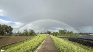Waaldijk te Brakel met regenboog