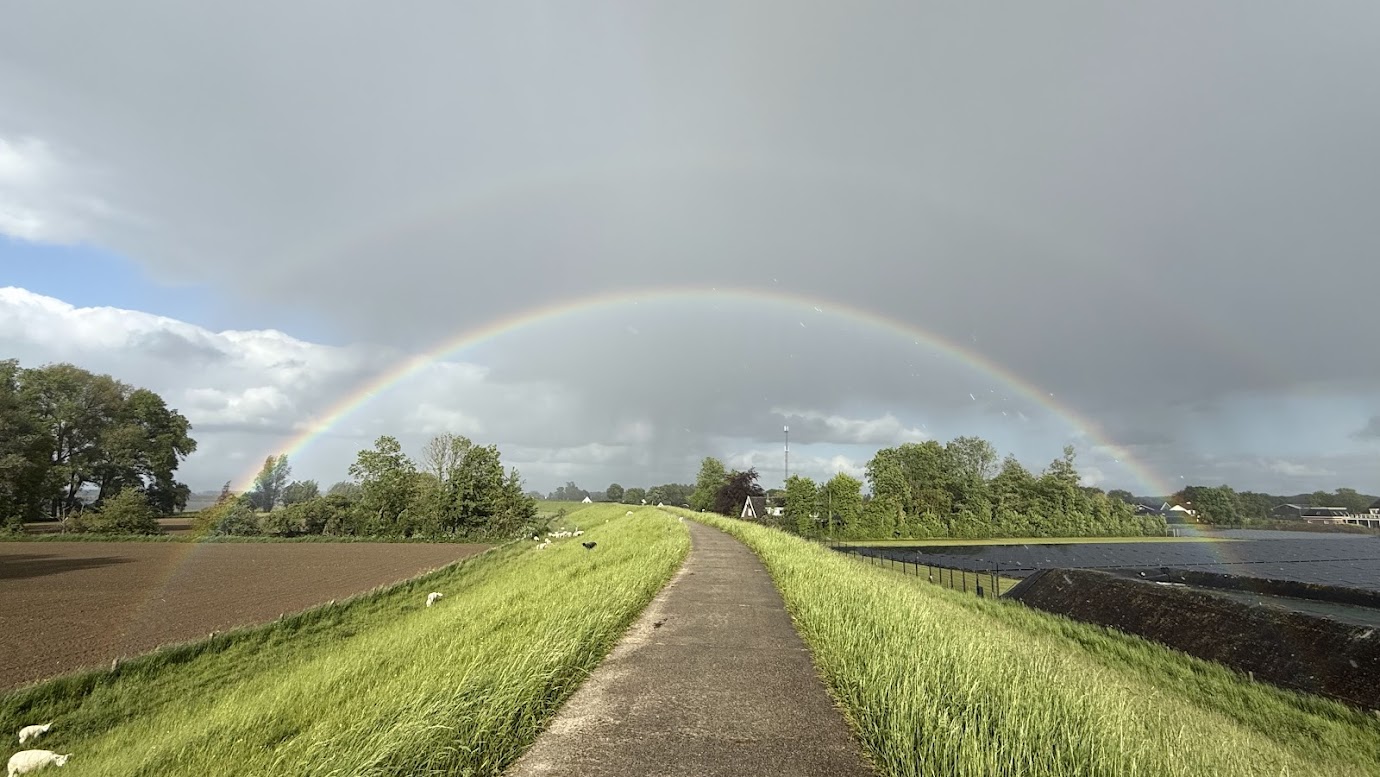 Waaldijk te Brakel met regenboog